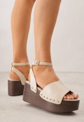 Beżowe Sandały na Platformie i Koturnie z Nitami po Bokach Zaehesh. Brązowe sandały damskie Renee, bez wzorów, z jeansu, bez obcasa, na koturnie, bez zapięcia. Za 99.99 zł.