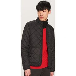 Pikowana kurtka ze stójką - Czarny. Czarne kurtki damskie Reserved, m, bez wzorów, bez kaptura. Za 129.99 zł.