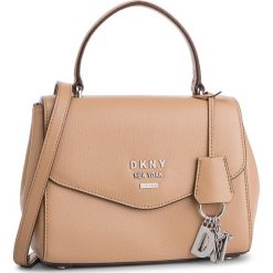 Torebka DKNY - R84DA928 Latte. Torebki do ręki damskie marki DKNY. Za 849.00 zł.