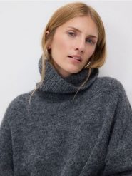 Długi sweter z golfem - szary. Szare swetry damskie Reserved, l, bez wzorów, z dzianiny, bez kołnierzyka, bez ramiączek, długie, bez kaptura. Za 139.99 zł.