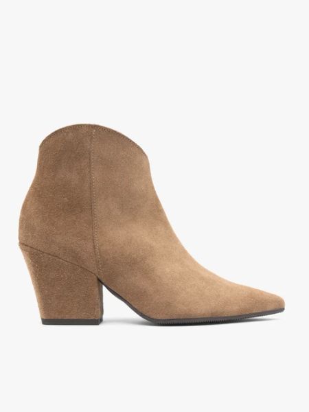 Beżowe kowbojki na słupku. Brązowe botki damskie Brawo sp. z o.o., ze skóry, eleganckie, bez obcasa, na obcasie, bez zapięcia. Za 499.99 zł.