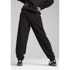 Damskie wygodne spodnie dresowe z wysokim stanem HER PUMA Black. Czarne spodnie dresowe damskie Puma, xs, bez wzorów, z dresówki, na fitness i siłownię. W wyprzedaży za 134.00 zł.
