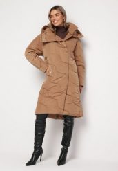 Beżowa Długa Kurtka Płaszcz z Nieodpinanym Kapturem Ozdobiona Pikowaniem Nenzova. Brązowe płaszcze damskie Born2be, na zimę, l, bez wzorów, długie. Za 199.99 zł.