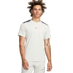 Koszulka Mężczyzna Nike NSW SP beżowy. Brązowe koszulki sportowe męskie Nike, l, bez wzorów, z bawełny, bez kołnierzyka, bez ramiączek. Za 173.90 zł.
