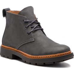 Trzewiki CLARKS - Trace Flare 261381017 Dark Grey Nubuck. Kozaki męskie marki Clarks. W wyprzedaży za 349.00 zł.
