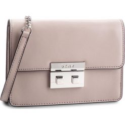 Torebka DKNY - Ann Sm Shoulder Fla R82EW474 Warm Grey WG5. Torebki do ręki damskie marki DKNY. W wyprzedaży za 489.00 zł.