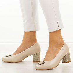 Beżowe skórzane czółenka damskie Potocki 19411. Brązowe czółenka damskie POTOCKI, bez wzorów, ze skóry, eleganckie, z okrągłym noskiem, bez obcasa, na słupku, bez zapięcia. Za 219.00 zł.