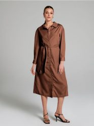 Sukienka midi z kołnierzykiem - brązowy. Brązowe sukienki damskie Sinsay, l, bez wzorów, bez kołnierzyka, bez ramiączek, midi. W wyprzedaży za 37.99 zł.