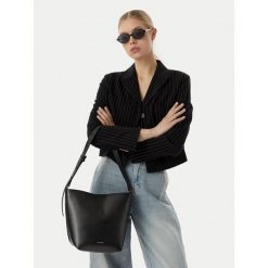 Torebka Calvin Klein. Czarne torebki do ręki damskie Calvin Klein, bez wzorów, klasyczne, bez dodatków. Za 529.99 zł.