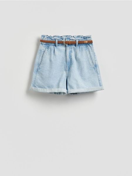 Jeansowe szorty z paskiem - niebieski. Niebieskie szorty damskie Reserved, bez wzorów, z denimu. W wyprzedaży za 69.99 zł.