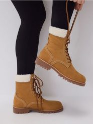 Zamszowe botki z barankiem - beżowy. Brązowe botki damskie Reserved, z zamszu, bez obcasa, bez zapięcia. Za 299.99 zł.