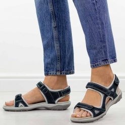 Granatowe skórzane sandały damskie Cambell 94327. Niebieskie obuwie sportowe damskie Cambell, bez wzorów, ze skóry, bez obcasa, bez zapięcia. Za 199.00 zł.