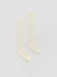 Długie podkolanówki - złamana biel. Skarpety damskie Reserved, bez wzorów. Za 29.99 zł.