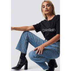Calvin Klein T-shirt SS Crew Neck Oversized - Black. Czarne t-shirty damskie Calvin Klein, z materiału, z okrągłym kołnierzem. Za 161.95 zł.