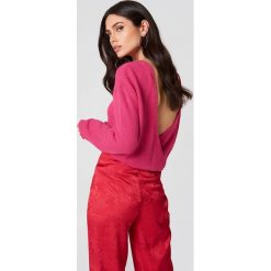 NA-KD Trend Dzianinowy sweter z kopertowym tyłem - Pink. Swetry damskie NA-KD, z dzianiny, z kopertowym dekoltem. Za 121.95 zł.