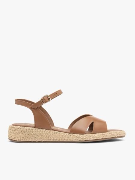 Brązowe sandały na sznurkowym spodzie. Brązowe sandały damskie Ryłko, bez wzorów, z gumy, bez obcasa, na obcasie, bez zapięcia. Za 399.99 zł.