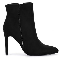 Botki DeeZee. Czarne botki damskie DeeZee, bez obcasa, na szpilce, bez zapięcia. Za 179.99 zł.