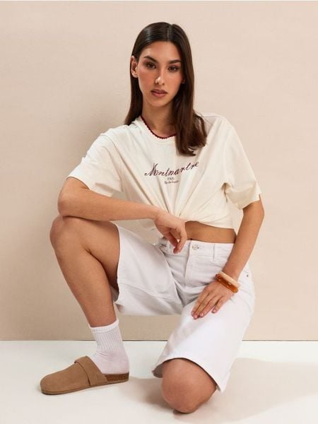 Szorty jeansowe baggy - biały. Białe szorty damskie Sinsay, bez wzorów, z jeansu. W wyprzedaży za 33.99 zł.
