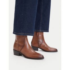 Botki GINO ROSSI. Brązowe botki damskie Gino Rossi, bez obcasa, na słupku, bez zapięcia. Za 329.99 zł.