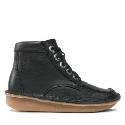 Trzewiki Clarks. Czarne botki damskie Clarks, bez obcasa, na płaskiej podeszwie, bez zapięcia. Za 499.99 zł.