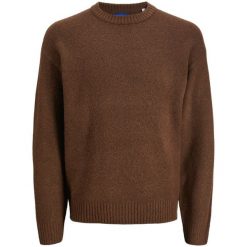 Sweter Jack & Jones Rollie dziany czekoladowy labrador. Brązowe swetry przez głowę męskie Jack&Jones, bez wzorów, bez kołnierzyka. Za 211.46 zł.