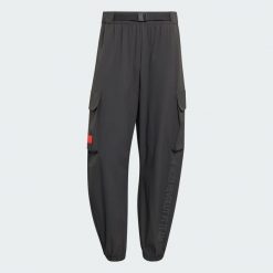 Spodnie Audi Revolut F1 Team Elevated Woven. Czarne spodnie materiałowe męskie Adidas, bez wzorów, eleganckie. Za 479.00 zł.