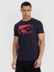 4F T-shirt regular z nadrukiem męski - granatowy L. Niebieskie koszulki sportowe męskie 4f, l, bez wzorów, z bawełny, klasyczne, bez kołnierzyka. Za 59.99 zł.