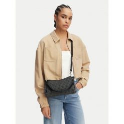 Torebka Calvin Klein Jeans. Czarne torebki do ręki damskie Calvin Klein Jeans, bez wzorów, z jeansu, klasyczne, bez dodatków. Za 269.99 zł.