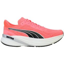 Buty do biegania damskie PUMA Magnify Nitro 2 Fade. Czerwone obuwie sportowe damskie Puma, bez wzorów, z materiału, do biegania. Za 409.99 zł.
