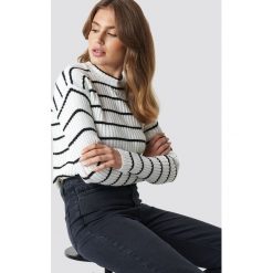 Trendyol Sweter w paski - White. Białe swetry damskie Trendyol, z materiału, z okrągłym kołnierzem. Za 80.95 zł.