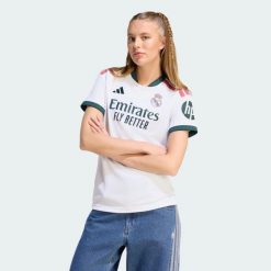 Koszulka podstawowa Real Madryt 26/27. Białe koszulki sportowe damskie Adidas, l, bez wzorów, z dzianiny, bez kołnierzyka, bez ramiączek, do piłki nożnej, climacool (adidas). Za 439.00 zł.