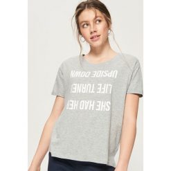 T-shirt z odwróconym napisem - Jasny szar. Szare t-shirty damskie Sinsay, z napisami. W wyprzedaży za 14.99 zł.