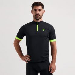 Koszulka rowerowa męska Rogelli Core z krótkim rękawem. Czarne koszulki sportowe męskie Rogelli, na lato, m, bez wzorów, z materiału, bez kołnierzyka, bez ramiączek, na fitness i siłownię. Za 146.00 zł.