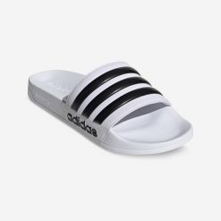 Klapki basenowe Adidas Adilette Shower. Białe skarpety damskie Adidas, bez wzorów. Za 89.99 zł.