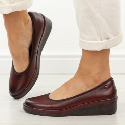 Bordowe skórzane półbuty damskie Vinceza 39987. Czerwone półbuty damskie VINCEZA, na jesień, bez wzorów, z jeansu, eleganckie, z okrągłym noskiem, bez obcasa, na koturnie, bez zapięcia. Za 219.00 zł.