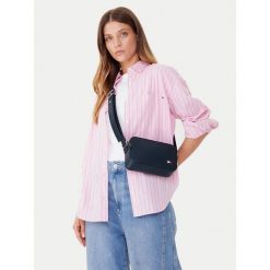 Torebka Tommy Jeans. Niebieskie torebki do ręki damskie Tommy Jeans, bez wzorów, z jeansu, bez dodatków. Za 229.99 zł.
