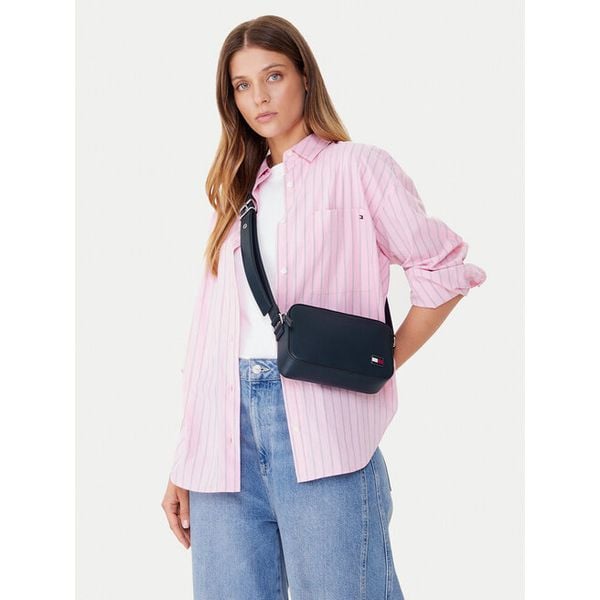 Torebka Tommy Jeans. Niebieskie listonoszki damskie Tommy Jeans, bez wzorów, z jeansu, bez dodatków. Za 229.99 zł.