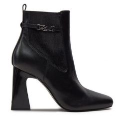 Botki KARL LAGERFELD. Czarne botki damskie KARL LAGERFELD, bez obcasa, na słupku, bez zapięcia. Za 699.99 zł.