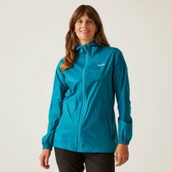 Kurtka trekkingowa damska Pack It Jacket III kieszonkowa przeciwdeszczowa. Niebieskie kurtki sportowe damskie Regatta, bez wzorów, z softshellu, bez kaptura, trekkingowe. Za 139.99 zł.