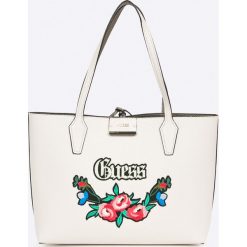 Guess Jeans - Torebka dwustronna Bobbi. Torebki shopper damskie marki Guess Jeans. W wyprzedaży za 399.90 zł.