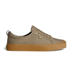 Tenisówki Cariuma OCA Low Gum Burnt Sand Canvas. Brązowe trampki i tenisówki damskie CARIUMA, bez wzorów, z gumy, bez zapięcia. Za 209.10 zł.