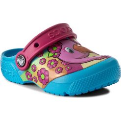 Klapki CROCS - Crocsfunlab Clog 204119 Flamingo/Electric Blue. Sandały dziewczęce marki Crocs. W wyprzedaży za 139.00 zł.