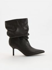 Botki na obcasie - ciemnozielony. Zielone botki damskie Reserved, ze skóry, bez obcasa, na obcasie, bez zapięcia. Za 259.99 zł.
