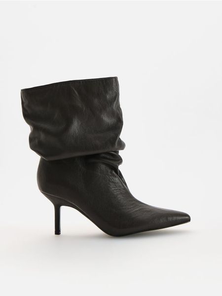 Botki na obcasie - ciemnozielony. Zielone botki damskie Reserved, ze skóry, bez obcasa, na obcasie, bez zapięcia. Za 259.99 zł.