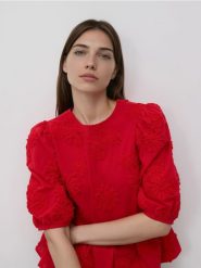 Bluzka z ozdobnym haftem - czerwony. Czerwone bluzki damskie Reserved, l, bez wzorów, z bawełny, bez kołnierzyka, bez ramiączek. Za 119.99 zł.