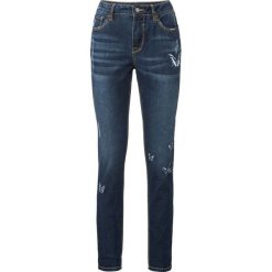 Dżinsy Girlfriend z haftem z motywem motyli bonprix ciemnoniebieski "stone". Niebieskie jeansy damskie bonprix. Za 129.99 zł.