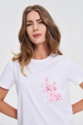 T-shirt z printem na kieszonce biały. Białe bluzki damskie MOODO, m, bez wzorów, z bawełny, bez kołnierzyka. Za 59.99 zł.