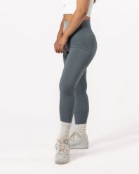 Damskie legginsy 7/8 na jogę i pilates, bez przedniego szwu – turkusowy błękit. Niebieskie legginsy sportowe damskie AESTHETIC WOLF, s, bez wzorów, z dzianiny, z podwyższonym stanem, na fitness i siłownię. Za 149.99 zł.