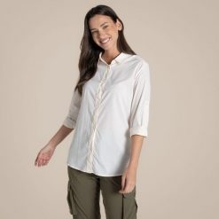 Damska koszula z długim rękawem Craghoppers NosiLife Freeda. Białe koszule damskie Craghoppers, na lato, bez wzorów, casualowe, bez kołnierzyka, bez ramiączek. W wyprzedaży za 354.40 zł.