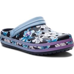 Klapki CROCS - Crocband Graphic III Clog 205330 Tropical Floral/Navy. Klapki damskie marki Crocs. W wyprzedaży za 159.00 zł.